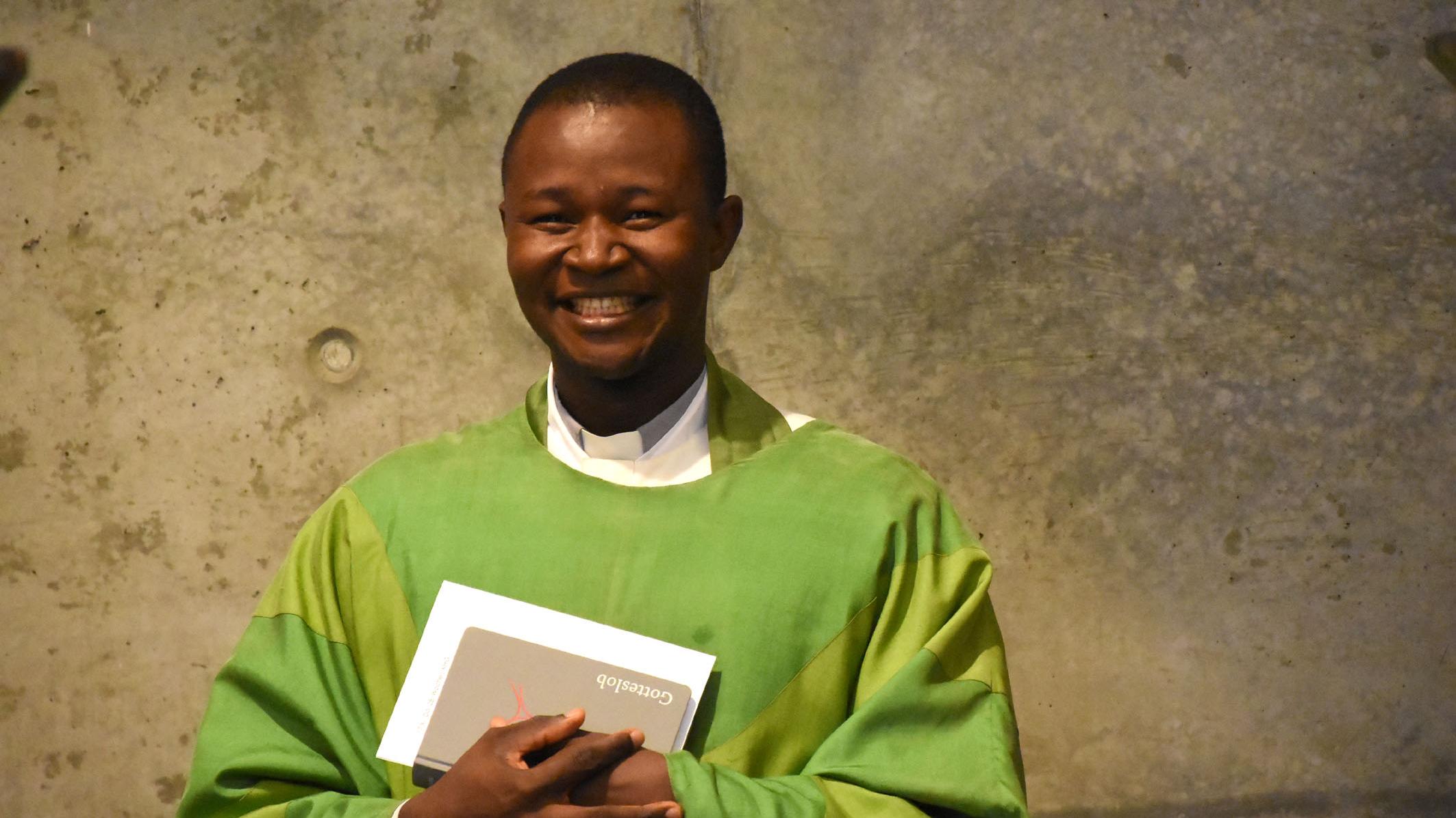 Abbé Marcellin Ouédraogo aus Burkina Faso berichtet bei der KHG Hl. Edith Stein über den Goldrausch und die Armut in seinem Land